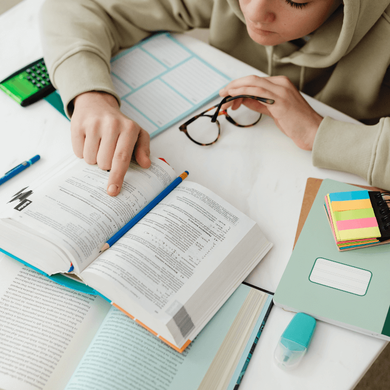 Biến Dữ liệu (Data) Rời Rạc Thành insight thị trường AI Đột Phá: Lợi Ích Khi thuê dịch vụ viết Bài phân tích chuyên sâu (In-depth Analysis) AI